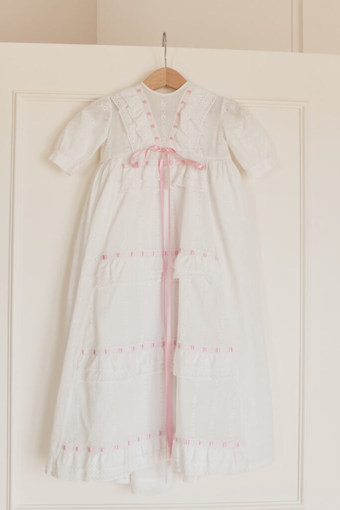 Fotografia de Batizado. Sessão fotográfica em casa. Preparação. Pormenor vestido.