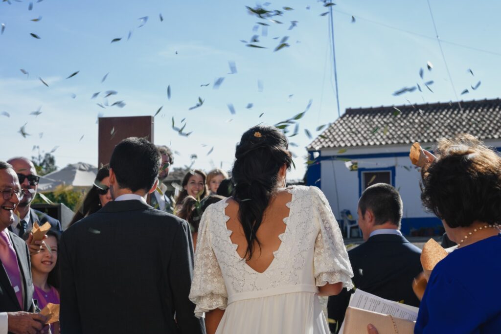 Fotografia de Casamento. Saída da Igreja. Noivos de costas.