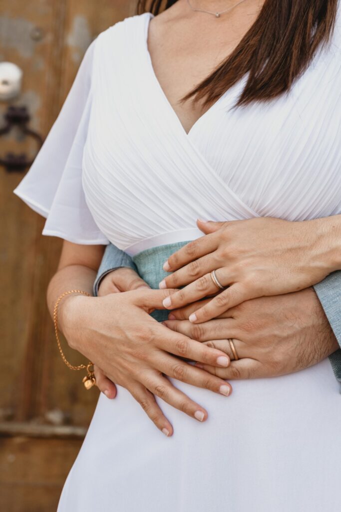 Fotografia de Casamento. Sessão fotográfica dos noivos, na quinta. Pormenor das mãos com alianças.
