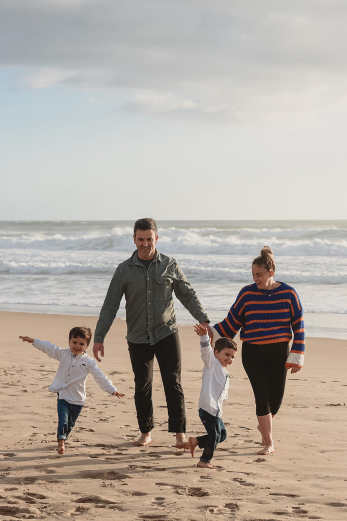 Fotografia de Família. Sessão fotográfica de família na praia. Sessão de gravidez na praia. Casal e dois filhos.