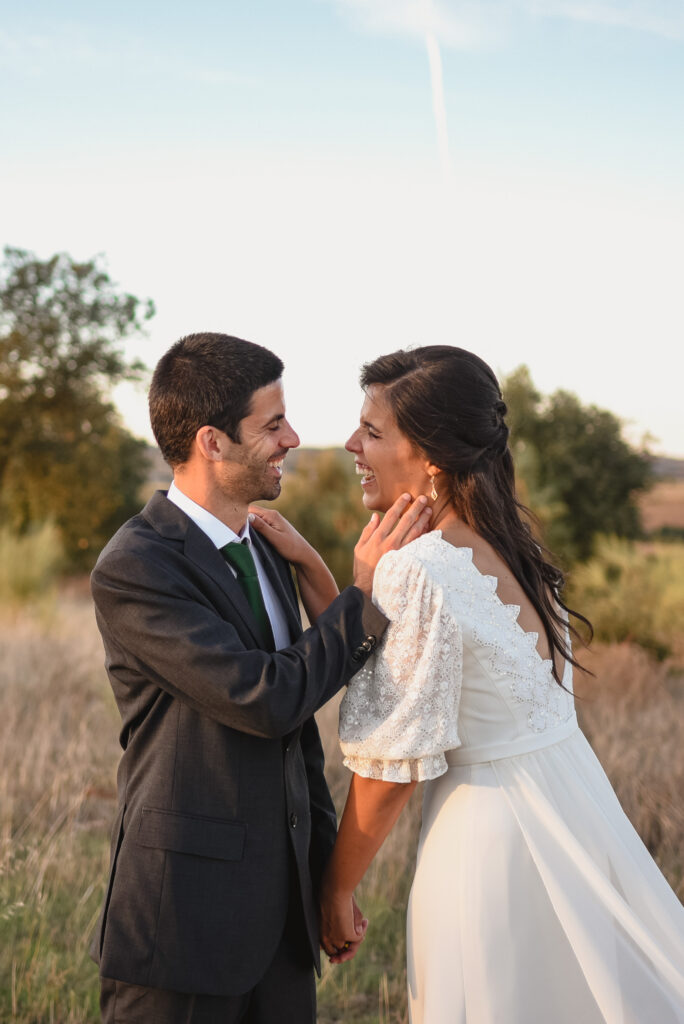 Fotografia de Família. Sessão fotográfica de casamento. Casal feliz e a sorrir um para o outro. Momento de cumplicidade e felicidade.
