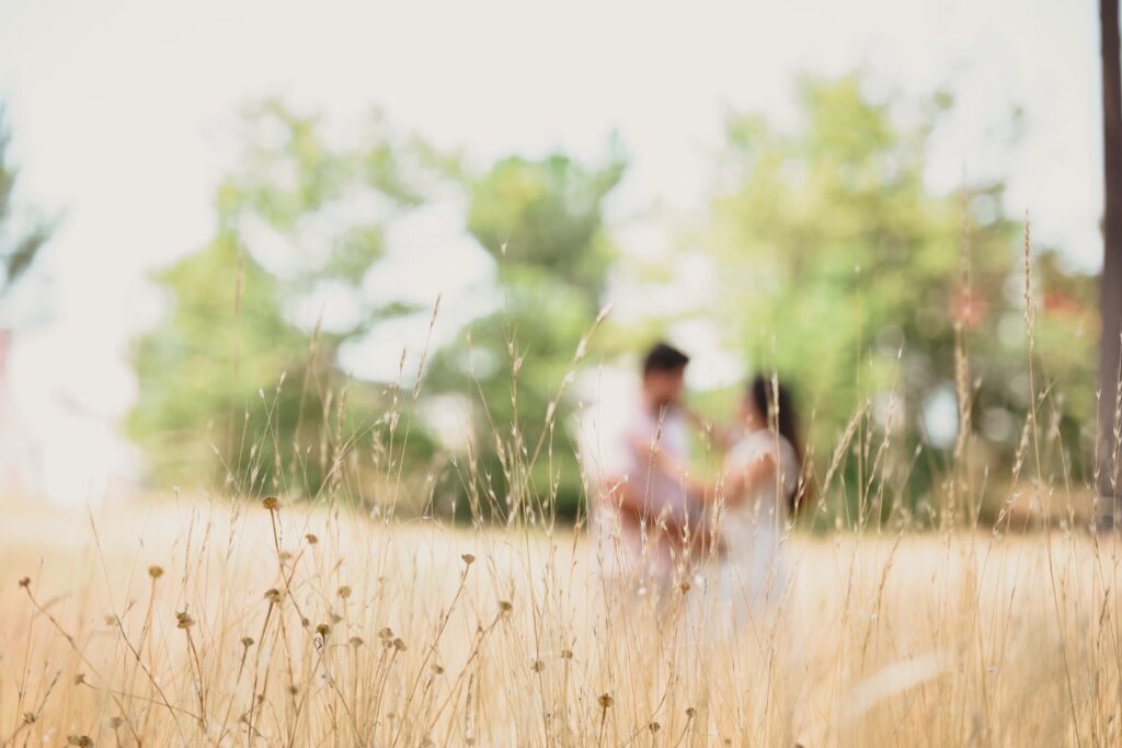 Sessões fotográficas gravidez. Sessão exterior de casal na natureza. Casa cúmplice e feliz pelo bebé que aí vem.