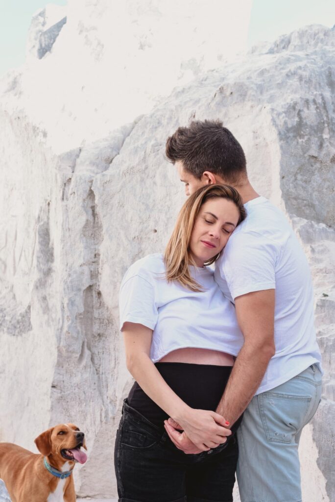 Sessões fotográficas gravidez. Sessões fotográficas em exterior de casal na natureza. Casa cúmplice e feliz pelo bebé que aí vem.