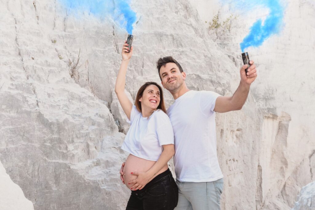 Sessões fotográficas gravidez. Sessões fotográficas em exterior de casal na natureza. Casa cúmplice e feliz pelo bebé que aí vem. Revelação do sexo do bebé com fumo azul.