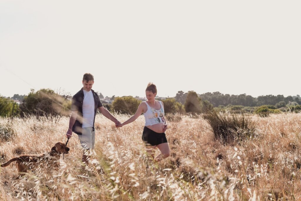 Sessões fotográficas gravidez. Sessões fotográficas em exterior de casal na natureza. Casa cúmplice e feliz pelo bebé que aí vem. Foto com companheiro de 4 patas.