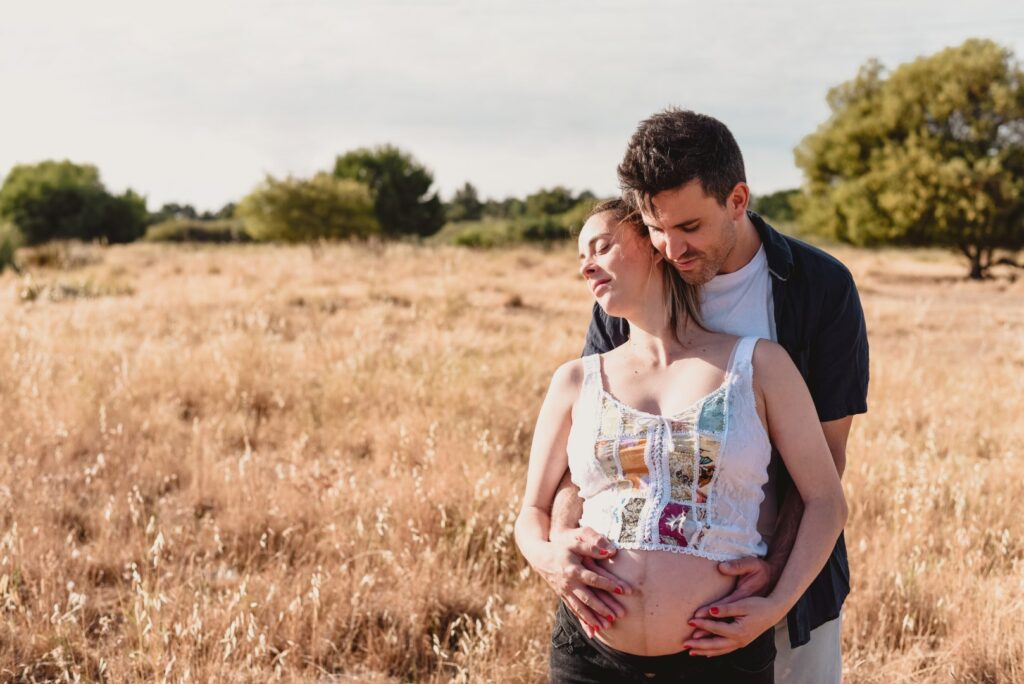Sessões fotográficas gravidez. Sessões fotográficas em exterior de casal na natureza. Casa cúmplice e feliz pelo bebé que aí vem.