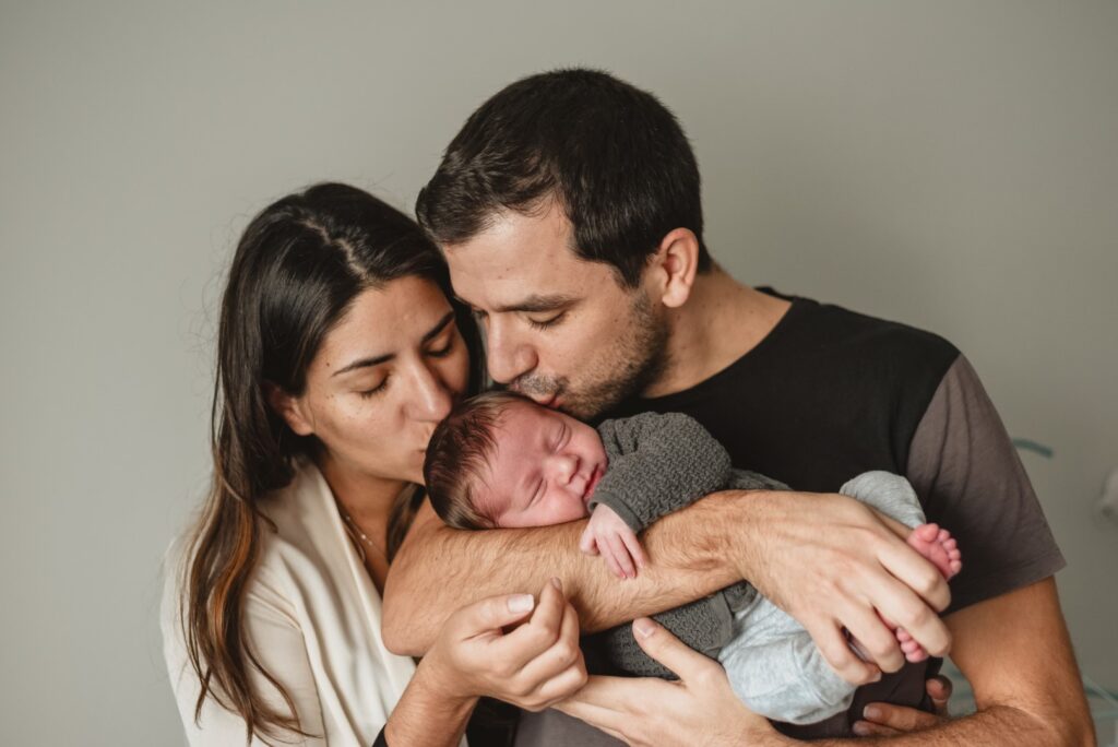 Sessões fotográficas recém-nascido. Sessões fotográficas em casa. Momento de ternura entre pais e bebé.