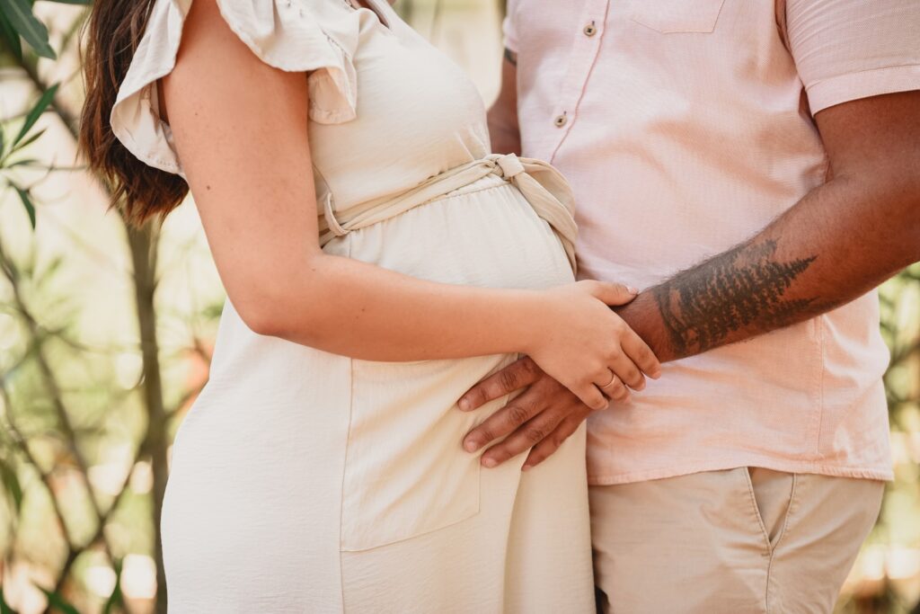 Sessões fotográficas gravidez. Sessão exterior de casal na natureza. Casa cúmplice e feliz pelo bebé que aí vem.