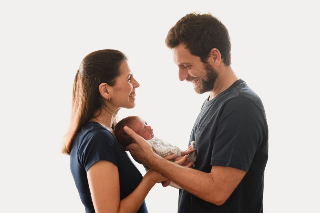 Sessões fotográficas recém-nascido. Sessões fotográficas em casa. Momento de ternura entre pais e bebé.