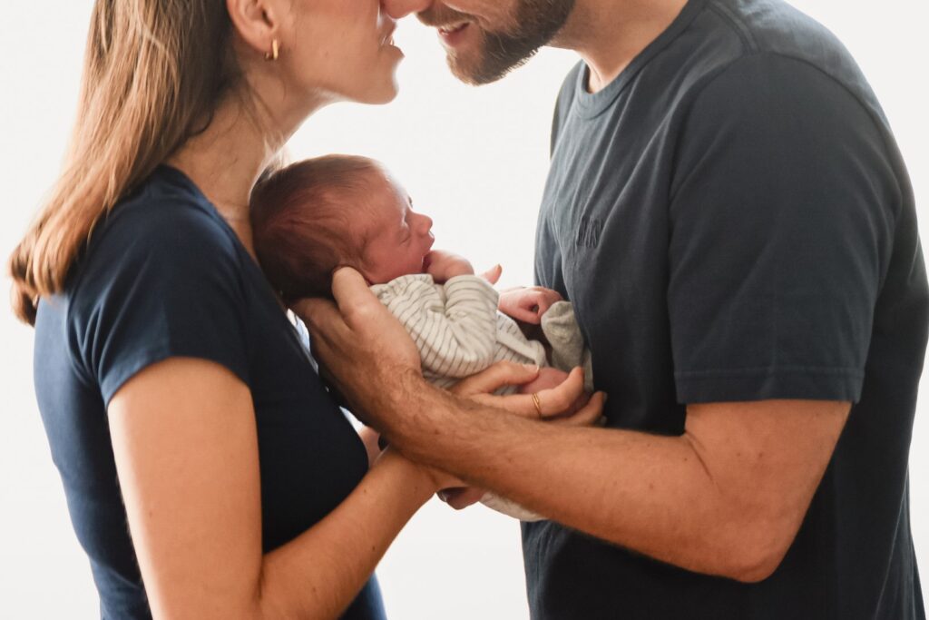 Sessões fotográficas recém-nascido. Sessões fotográficas em casa. Momento de ternura entre pais e bebé.
