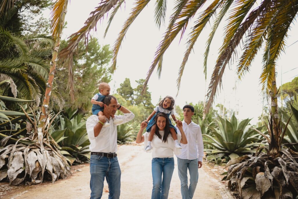 Sessões fotográficas de família. Sessões fotográficas em exterior, num jardim. Família feliz.