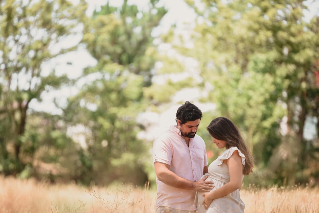Sessões fotográficas gravidez. Sessão exterior de casal na natureza. Casa cúmplice e feliz pelo bebé que aí vem.