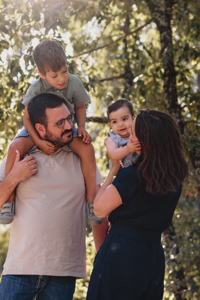 Sessões fotográficas de família. Sessões fotográficas em exterior, na natureza. 
Casal com dois filhos rapazes.
