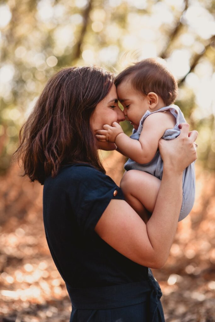 Sessões fotográficas de família. Sessões fotográficas em exterior, na natureza. 
Mãe mima filho.