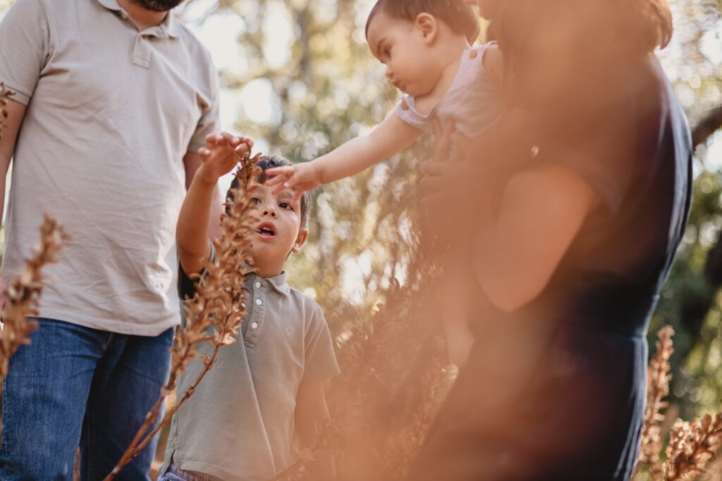 Sessões fotográficas de família. Sessões fotográficas em exterior, na natureza. 
Casal com dois filhos rapazes.
