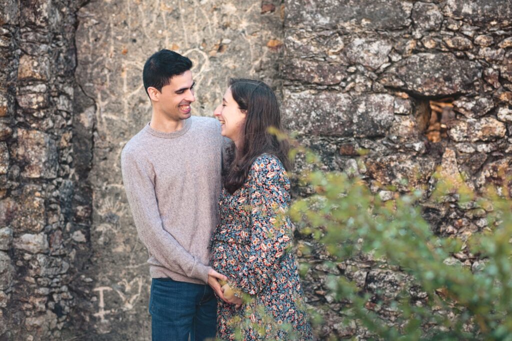 Sessões fotográficas gravidez. Sessões fotográficas em exterior de casal na natureza. Casa cúmplice e feliz pelo bebé que aí vem.